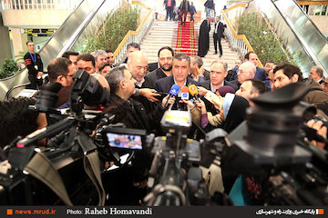 استقرار تیم وزارت بهداشت در ۲۴ مرز زمینی، دریایی و هوایی/ بهره برداری از ۱.۸ هزارمیلیارد تومان پروژه زیرساخت/چیزی به اسم قطعات فرسوده در صنعت هوایی نداریم حضور وزیر راه و شهرسازی در مراسم گرامیداشت سالگرد ورود امام خمینی(ره) به کشور