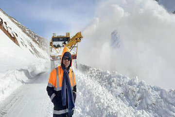 سطح آب رودخانههای استان در حال افزایش است/ ممنوعیت تردد در محور "خرمآباد-پلدختر" تا اطلاع ثانوی/ فعالیت ۴۰ اکیپ راهداری در محورهای مواصلاتی/ امکان تردد از مسیرهای جایگزین عباس شرفی مدیرکل راهداری لرستان