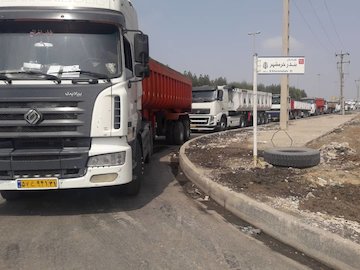 پایانههای بار به طور مداوم گندزدایی میشوند/ ۴ هزار بسته اقلام بهداشتی بین رانندگان حمل و نقل کالا در پایانه بار بندر امام خمینی(ره) توزیع شد IMG-20200329-WA0051.jpg