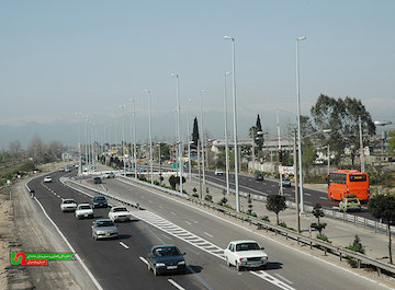 کاهش تردد ۱.۱ درصدی تردد در محورهای برون شهری/ بارش پراکنده باران در برخی از محورهای استان گیلان مبلمان جاده ای