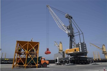 رشد صادرات و حمل یکسره ۱۱۵هزار تن کالای اساسی در بندر چابهار/ تخلیه و خروج ۵۰ درصد از محموله ترانزیتی به افغانستان/ کالای رسوب شده در بندر چابهار وجود ندارد/ آغاز مطالعات احداث ۱۸ کیلومتر آزادراه درب شرقی بندر شهید بهشتی بندر چابهار