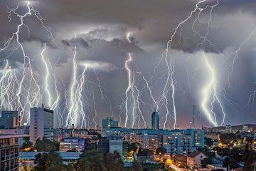 هشدار وقوع صاعقه و برقگرفتگی در استانهای واقع در شمال شرق کشور/ رگبار باران به همراه رعدوبرق در نوار غربی و مناطق مرکزی/ تلاطم امواج در دریای خزر و آبهای جنوبی هواشناسی- آب و هوا- صاعقه- تغییر اقلیم- پدیده جوی