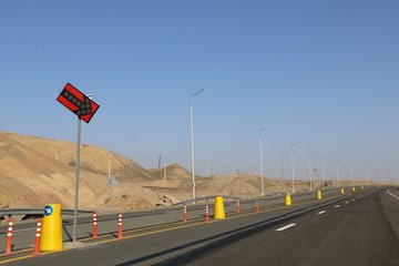 نصب علائم ایمنی در جاده های شهرستان ارومیه س و ب - نصب  علائم ایمنی.JPG