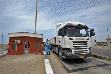 خروج روزانه ۸۰۰ کامیون بهصورت حمل یکسره/ واردات کالای اساسی از بندر چابهار ۹ برابر شد/ رشد ۵۴ درصدی تخلیه و بارگیری در بزرگترین بندر اقیانوسی کشور  حمل بار با کامیون