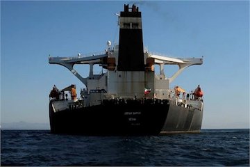 پهلودهی و ترخیص اولین محموله خودروهای وارداتی در بندرلنگه/ ترانزیت خودروها به گمرک شهریار تهران کشتی