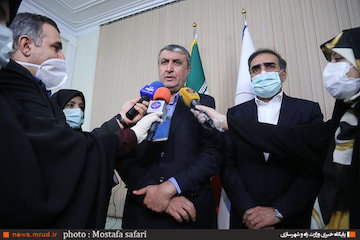 شهرکهای مسکونی کارگری در جوار شهرکهای صنعتی ایجاد میشود/ ورود تعاونیها به حوزه نوسازی بافت فرسوده/ ظرفیت انتقال ۱۰ میلیون مسافر در سال به فرودگاههای کشور اضافه میشود  مراسم انعقاد تفاهم نامه برای ساخت مسکن کارگری بین وزارت راه و شهرسازی و اتاق تعاون ایران