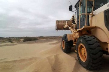 جلوگیری از مسدود شدن راه ارتباطی ۱۴ روستای زهک با جمع آوری بیش ۳ هزار مترمکعب شن های روان
 س و ب - جمع آوری ماسه بادی (2).jpeg