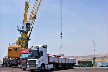 بارگیری اولین محموله صادراتی سیمان از بندر چابهار به مقصد دبی/ کالاهای صادراتی به صورت حمل مستقیم از کامیون به شناور بارگیری می شود
 بارگیری مستقیم در چابهار