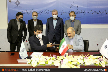 امضای موافقتنامه مرکز تحقیقات با منطقه آزاد قشم برای هوشمندسازی ساختمانها هماندیشی دبیر شورای عالی مناطق آزاد و هیات همراه با رییس و کارشناسان مرکز تحقیقات راه، مسکن و شهرسازی