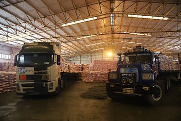 ۹۲/۵ هزار TEU کالاهای کانتینری و ۶/۸ میلیون تنی کالاهای غیرکانتینری در بنادر کشور موجود است تخلیه و بارگیری کشتی