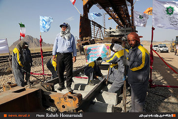 تولید و بومیسازی ۶۲۰ تن ریل در سال جاری/ نوسازی یک هزار ۶۳۷ دستگاه لکوموتیو و واگن در ناوگان ریلی/ صرفهجویی ارزی و افزایش ایمنی با بومی سازی تجهیزات ریلی ریل گذاری زاهدان به چابهار