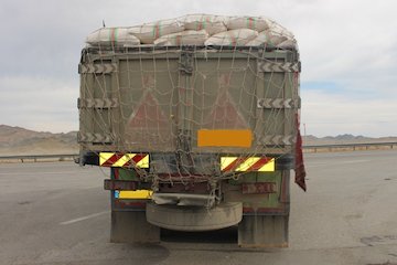 ایمن سازی ۳ هزار وسیله نقلیه جاده ای در سیستان و بلوچستان با نصب برچسب شبرنگ س و ب - نصب شبرنگ.JPG