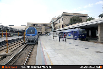 مذاکره وزارت راه با کمیسیون عمران مجلس درباره اجرای قطار قم-تهران- اصفهان/ سرمایهگذاری بخش خصوصی در راهآهن/  ۸۶ درصد پیشرفت فیزیکی در احداث راه آهن تبریز - میانه / افتتاح ۱۰ پروژه بزرگ ریلی و جادهای طی خرداد، تیر و مرداد 
 مراسم بهره برداری از ۵۰ دستگاه انواع ناوگان ریلی