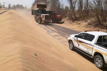 تلاش راهداران زهک برای جلوگیری از قطع راه ارتباطی ۱۷ روستای درگیر طوفان س و ب - عملیات ماسه روبی.jpeg