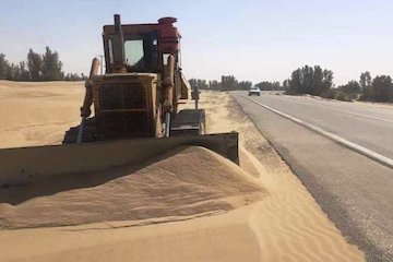 حمل افزون بر ۵ هزار متر معکب ماسه بادی از سطح محورهای مواصلاتی شهرستان زهک س و ب - ماسه روبی زهک.jpeg