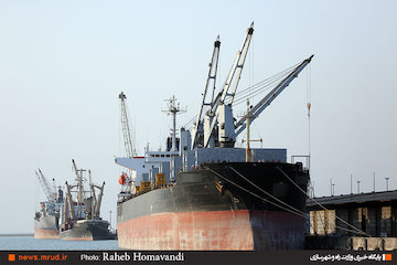 تخلیه و بارگیری ۲۵ میلیون و ۳۰۰هزار تن کالای نفتی وغیرنفتی در ۹ ماه گذشته در بندر امام/ رشد ۱۵ درصدی جابهجایی محمولههای کانتینری نماهایی از فعالیت های بندری در بندر امام خمینی(ره)