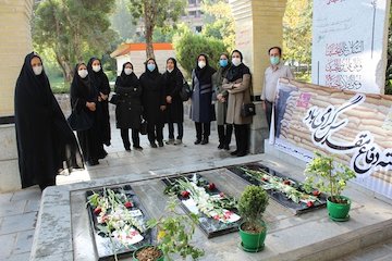 غبارروبي و عطرافشانی مزار شهدای گمنام توسط كاركنان راه و شهرسازی همدان مزارش شهدا2
