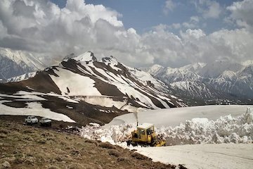 مرتفعترین گردنه استان قزوین در الموت بازگشایی شد گردنه پیچ بن
