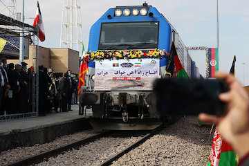 مبادله ۳۰ درصد مسافر و بارِ ایران و افغانستان از طریق راهآهن خواف-هرات/ امکان حمل محصولات معدنی "سنگان" از طریق ریل افتتاح راه آهن خواف-هرات