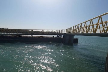نصب یک فروند اسکله فلزی در بندرگاه خمیر/ رونق بخشی معیشت مردم منطقه با جذب توریست وگردشگری ایمن دریایی هدف اصلی نصب این اسکله اسکله