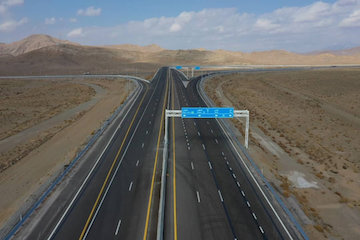 اهداف کلان وزارت راه و شهرسازی برونگرائی اقتصاد، ترانزیت و توجه به تجارت بینالمللی است/ تکمیل و بهرهبرداری از کریدورهای شمالی _ جنوبی و شرقی _ غربی کشور یکی از مهمترین اقدامات زیرساختی است/ نقش ویژه استان اصفهان در چهارراه حمل و نقلی کشور/ ۱۸ درصد طرح بزرگ اقدام ملی در استان اصفهان است پروژه های اولویت دار اصفهان