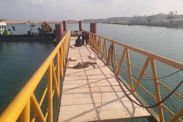 دومین فروند اسکله فلزی در جزیره هنگام نصب شد / ارتقاء سطح ایمنی و تفکیک مسیر ورود وخروج گردشگر به جزیره با بهرهبرداری از این اسکله اسکله مسافری