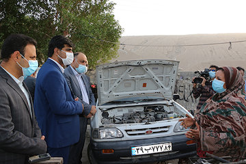 تقدیر وزیر راه و شهرسازی از تنها بانوی مکانیک استان هرمزگان بانوی مکانیک استان هرمزگان