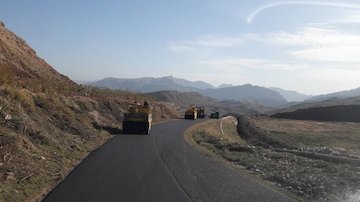 ۱۱۲ کیلومتر از محورهای لرستان آسفالت می شود/ ارتقای کیفیت آسفالت و ایمنی راه های لرستان در اولویت است آسفالت راه اصلی زیودار.jpg