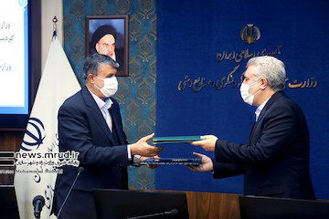 امضای تفاهمنامه همکاری میان وزارتخانههای راه و میراث فرهنگی برای توسعه گردشگری ساحلی و دریایی  مراسم امضاء تفاهمنامه همکاری مشترک میان وزارتخانههای راه و شهرسازی و میراث فرهنگی، گردشگری و صنایع دستی