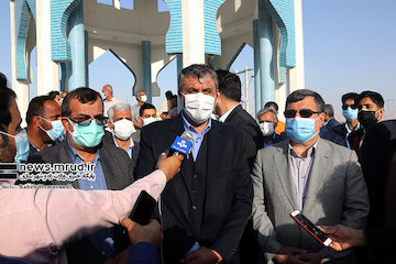 امروز همه کشور به یک کارگاه سازندگی تبدیل شده است /توسعه فرودگاه و بندر لنگه در دستور کار قرار دارد/ در تمام طول ۱۸۵۰ کیلومتر سواحل مکران هیچ بخش بلاتکلیفی نداریم سفر وزیر راه و شهرسازی به استان های بوشهر و هرمزگان