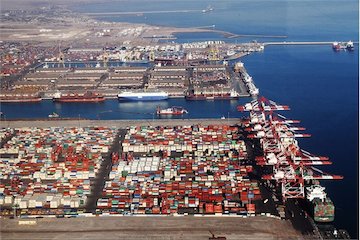 هیچ مشکلی برای عملیات پذیرش و ارسال کالا در بنادر وجود ندارد/ تعرفه های بندری رقابتی می شود/ افزایش ایمنی حمل و نگهداری کالاهای خطرناک بنادر و دریانوردی