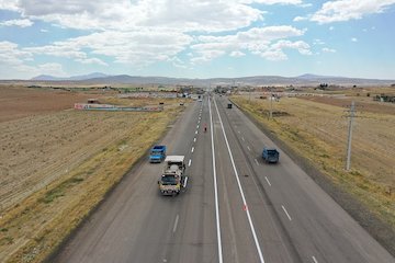 افزایش۱/۳ درصدی تردد وسایل نقلیه نسبت به روز قبل در محورهای برون شهری خط کشی محورهای آذربایجان شرقی.JPG