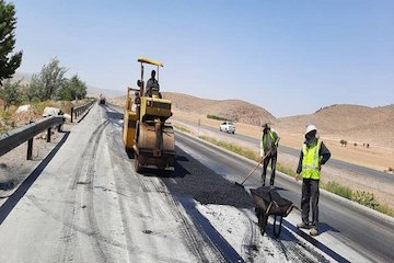 مصرف ۷۵۰تن آسفالت برای لکهگیری راه های استان قزوین  عملیات لکه گیری آسفالت