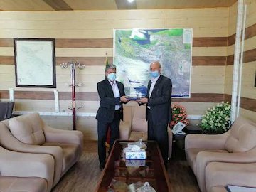 تجلیل وزیر راه و شهرسازی از رئیس سازمان مدیریت و برنامهریزی استان ایلام تقدیر از رئیس سازمان مدیریت و برنامه ریزی استان ایلام.jpg