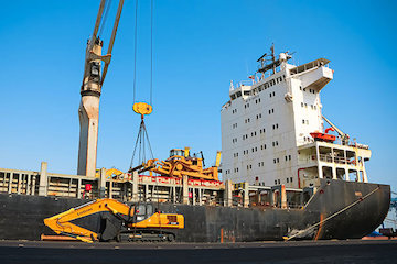 افزایش ۲۵ میلیون تنی ظرفیت اسمی بنادر/کاهش وابستگی خارجی جهت تأمین تجهیزات استراتژیک بندری و دریایی/ افزایش ۷۶ درصدی پهلوگیری شناورهای ورودی به بندر شهید باهنر و بنادر شرق هرمزگان بندر شهید رجایی