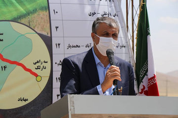 افتتاح ۱۰۰۰ کیلومتر راه آهن تا پایان دولت تدبیر و امید/ تخصیص ۵۰۰۰ میلیارد تومان برای توسعه و بهسازی راههای روستایی/ اهتمام ویژه دولت برای توسعه راههای منتهی به پایانههای مرزی سفر وزیر راه و شهرسازی به آستان آذربایجان غربی