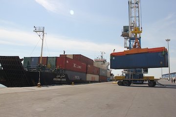 رشد ۱۳۷ درصدی تخلیه و بارگیری انواع کالای نفتی و غیر نفتی در بنادر غرب هرمزگان/گسترش تبادلات تجاری با ایجاد زیر ساختهای جدید تخلیه بار بنادر