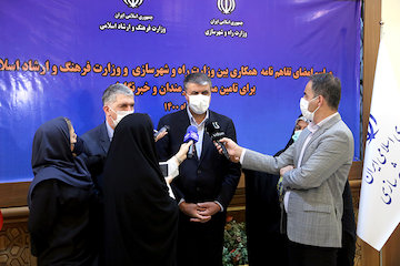 بسیاری از اصحاب  فرهنگ، هنر و رسانه در طرح  اقدام ملی مسکن ثبت نام کردهاند / جامانده های  این طرح از طریق صندوق هنر وزارت ارشاد اقدام کنند/ به زودی برای خبرنگاران پیامک ارسال و به پروژه ها وصل خواهند شد/ شبکه ثبت نام طرح اقدام ملی در حال بازیابی مجدد و نوسازی است امضای تفاهمنامه احداث ۱۰ هزار واحد مسکن برای خبرنگاران و هنرمندان