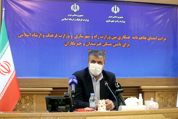 مقدمات تامین مسکن خبرنگاران و هنرمندان از یکسال گذشته آغاز شد/مردم در تکمیل آوردههای خود برای تسریع در اجرای طرح اقدام ملی مسکن اهتمام داشته باشند امضای تفاهمنامه احداث ۱۰ هزار واحد مسکن برای خبرنگاران و هنرمندان