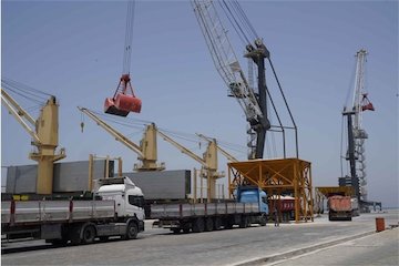 میانگین روزانه ۵۸۰ دستگاه کامیون؛ در حمل یکسره کالاهای اساسی از بندر چابهار/ سرعت حمل و نقل کالا و کاهش قیمت نهایی بندر چابهار