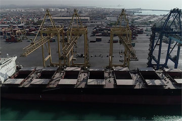 ورود بیش از ۱۰ میلیون تن کالای اساسی از طریق بنادر در ۵ ماهه نخست سال جاری/ رشد ۱۵ درصدی نسبت به مدت مشابه سال گذشته/ بنادر با تمام ظرفیت مشغول تخلیه و ترخیص کالاهای اساسی هستند بارگیری مواد معدنی با استفاده از پاکت های دریچه دار و گنتری کرین در بندر شهید رجایی