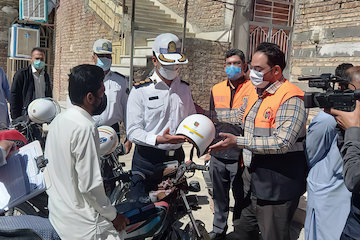 توزیع کلاه ایمنی بین موتورسیکلت سواران روستای سیادک شهرستان زاهدان