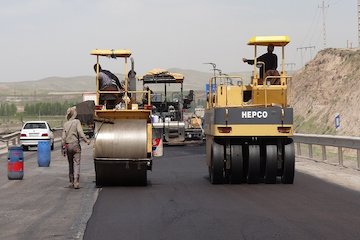 اجرای عملیات  روکش آسفالت۱۰ کیلومترازراههای شریانی بناب درشش ماهه اول سال جاری عملیات راهداری بناب آذرشرقی.JPG