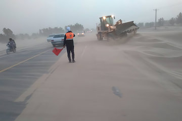 جمع آوری افزون بر ۱۴۰ هزار متر مکعب شن و ماسه از سطح محورهای مواصلاتی حوزه سیستان ماسه روبی حوزه سیستان