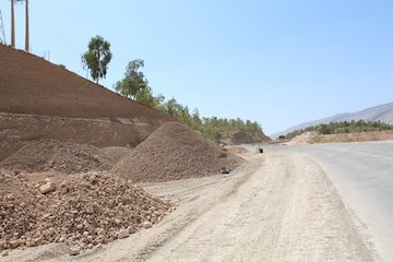 عملیات اجرایی چهار خطه خروجی شهرآبدانان به سمت دهلران شتاب می گیرد  بازدید بهادری از چهار خطه خروجی آبدانان (1).JPG