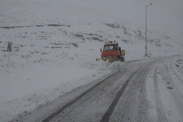 بازگشایی محور پیرانشهر-تمرچین از ساعت هشت صبح امروز/ بارش پراکنده برف و باران در برخی از محورهای استانهای اردبیل، آذربایجان غربی و کردستان برف خلخال.jpg