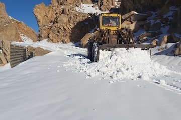 سه تیم راهداری روانسر در نقاط پر حادثه مستقر شد عملیات برف روبی - کرمانشاه