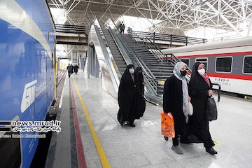 رشد ۱۱۰ درصدی جابهجایی مسافر توسط راهآهن نسبت به سال ۱۳۹۹/ افزایش تعداد واگنهای مسافری تهران در ایستگاه راه آهن؛ جنب و جوش مسافران و رعایت پروتکلها