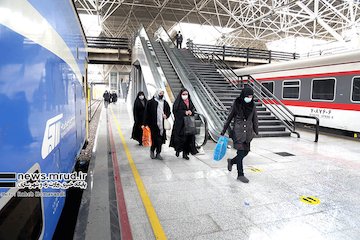 افزایش ۱۵۰ درصدی ظرفیت قطارهای بین شهری منطقه آذربایجان در ایام نوروز/ رشد ۲۴ درصدی صادرات بار از راهآهن آذربایجان تهران در ایستگاه راه آهن؛ جنب و جوش مسافران و رعایت پروتکلها