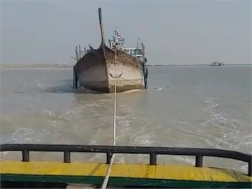 بارج جدا شده «مریوان ۵» به یدککش اصلی خود بازگردانده شد امدادو نجات در بندر چوبیده